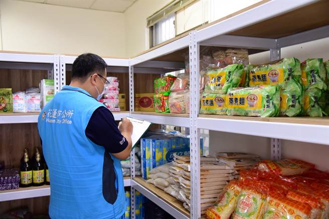 花蓮市「愛花蓮實物銀行」將於10日起試營運，服務人員也趕緊盤點、補貨，讓物資能即時因應開放期間需求。（花蓮市公所提供／羅亦晽花蓮傳真）