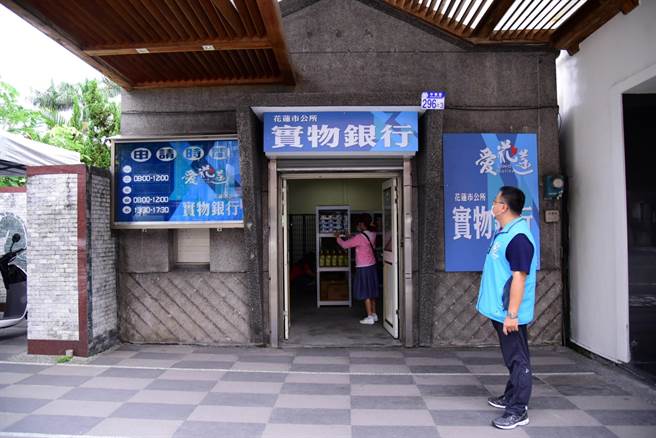 花蓮市公所「愛花蓮實物銀行」位在中華路296之3號，市長魏嘉賢說，架上陳列物品雖不多，但應足供弱勢家庭及時因應，希望能讓弱勢民眾不挨餓。（花蓮市公所提供／羅亦晽花蓮傳真）