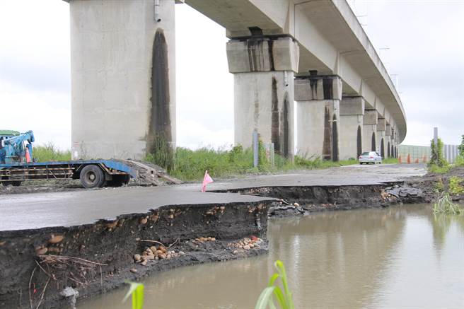 連日豪雨不斷強襲中台灣，許多山區道路被沖刷出現斷層，近日有民眾發現高鐵位在彰化溪州濁水溪河川地上的橋墩下方，有嚴重的道路坍方，斷面落差高達5、60公分以上。（吳建輝攝）