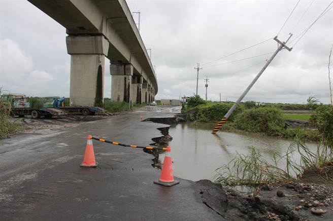 由於距離橋墩僅有5至10公尺，民眾擔心會影響高鐵行車安全，彰化高鐵回應，該處為四川局防汛工程臨時便道，因此沒有安全疑慮問題。（吳建輝攝）