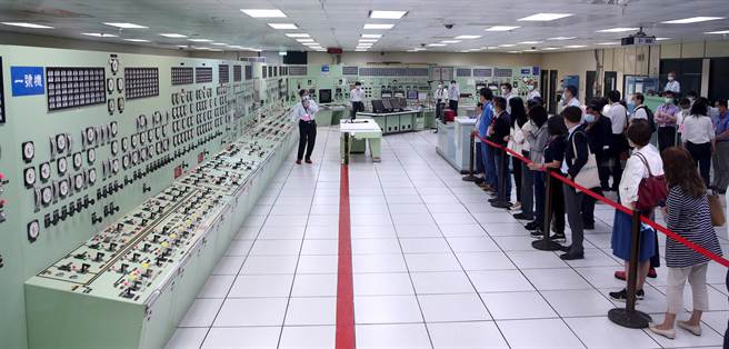 核二厂日前因一张椅子导致跳机，9日立法院经济委员会赴核二厂考察，台电表示，为避免类似情形再发生。（黄世麒摄）