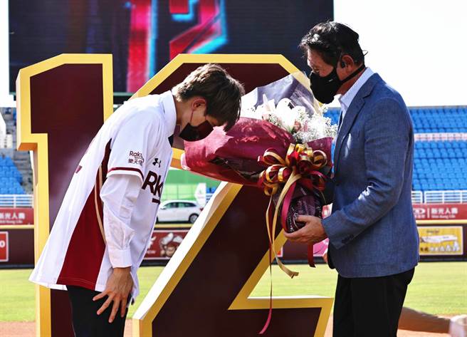 陈冠宇（左）与国立体大教练龚荣堂。（乐天桃猿提供）