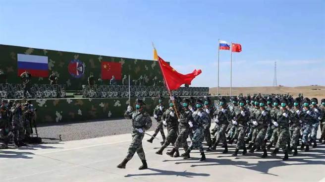 「西部·联合-2021」演习今天（8月9日）上午在寧夏某合同战术训练基地正式拉开序幕。图为开幕式现场。（新华社）