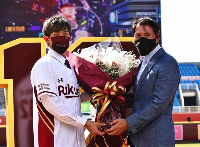 国立体大棒球队教练龚荣堂（右）到场为陈冠宇献花。（乐天桃猿提供）