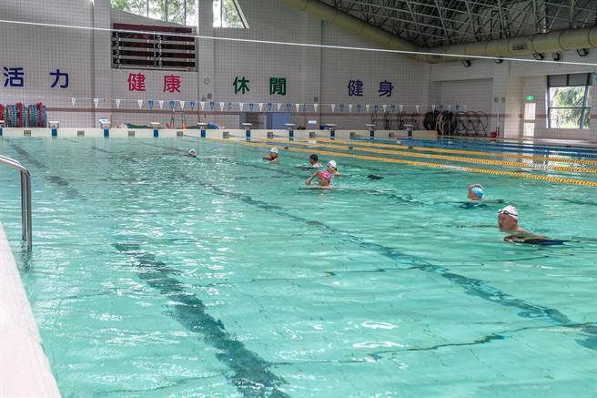 新竹县疫情稳定趋缓，县立游泳馆10日起有条件开放。（罗浚滨摄）