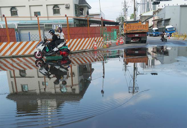 台中市大里区仁化路周边及太平大兴路一带的自来水管线，近30余年未更换，老旧水管常爆管，造成宝贵水资源严重浪费。（黄国峰摄）