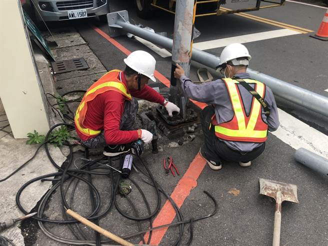 市議員陳治文會勘大溪區交通號誌及人行道鋪面促改善。（呂筱蟬攝）