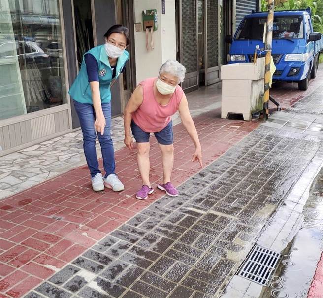 市議員陳治文會勘大溪區交通號誌及人行道鋪面促改善。（呂筱蟬攝）
