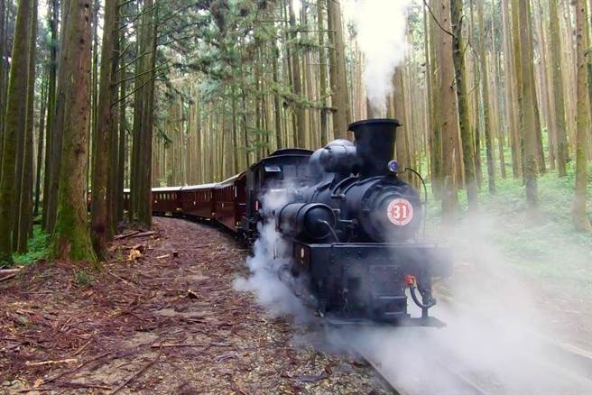 二級警戒延長，阿里山林業鐵路10日起恢復營運，不過乘車人數持續降載控管中。（取自林務局阿里山林業鐵路及文化資產管理處臉書∕呂妍庭嘉義傳真）