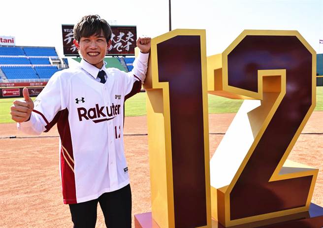 陈冠宇加盟乐天桃猿，选择12号当背号。（乐天桃猿提供）