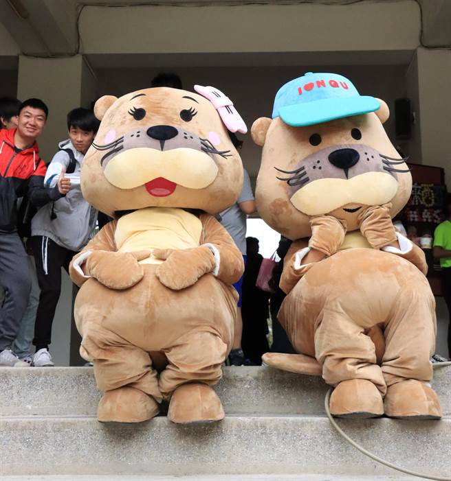 金大各项庆典也会藉由水獭布偶增添活动气氛。（金大提供）