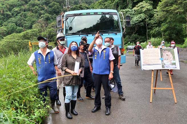 南投縣長林明溱（右）、立委馬文君（左），到武界隧道會勘。（馬文君服務處提供／廖志晃南投傳真）