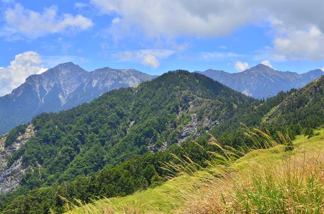 太鲁阁国家公园管理处考量游客需求，10日至23日将降载开放生态保护区内各登山路线，不过基于防疫优先，山屋仍维持关闭；图为奇莱连峰。（太管处提供／罗亦晽花莲传真）