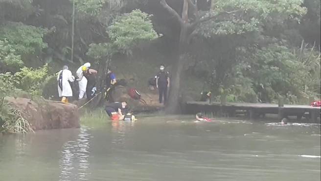 潜水人员将溺水男子拉上岸。（民眾提供）