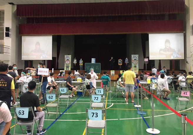 台中市政府警察局第三分局正义派出所利用疫苗快打站执行交通安全、反诈骗及妇幼安全宣导，利用投影幕拨放宣导短片快闪宣导。（台中市第三分局提供／冯惠宜台中传真）