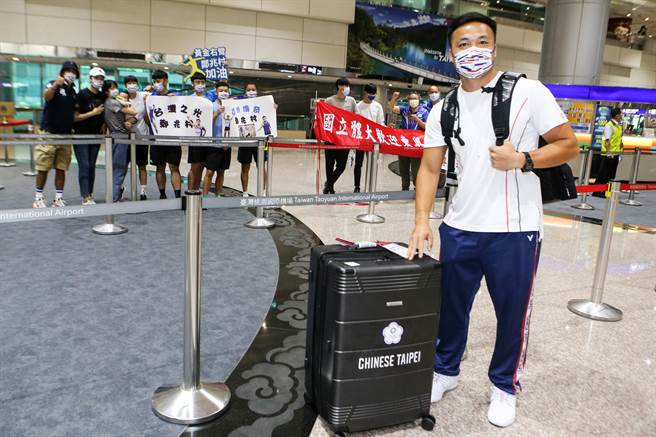 田徑選手鄭兆村與接機親友合影。（陳麒全攝）