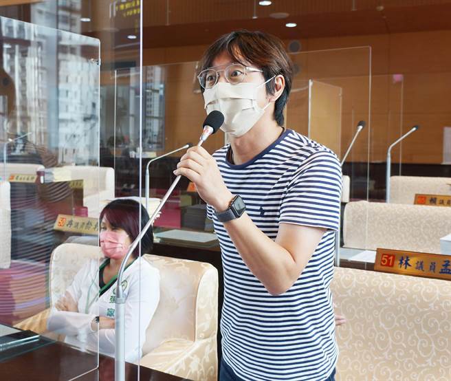 市議員江肇國9日在教育文化業務質詢中要求，運動局務必盡快為選手、教練、領隊以及隨行人員全數造冊施打疫苗，讓他們沒有後顧之憂去比賽。（陳世宗攝）