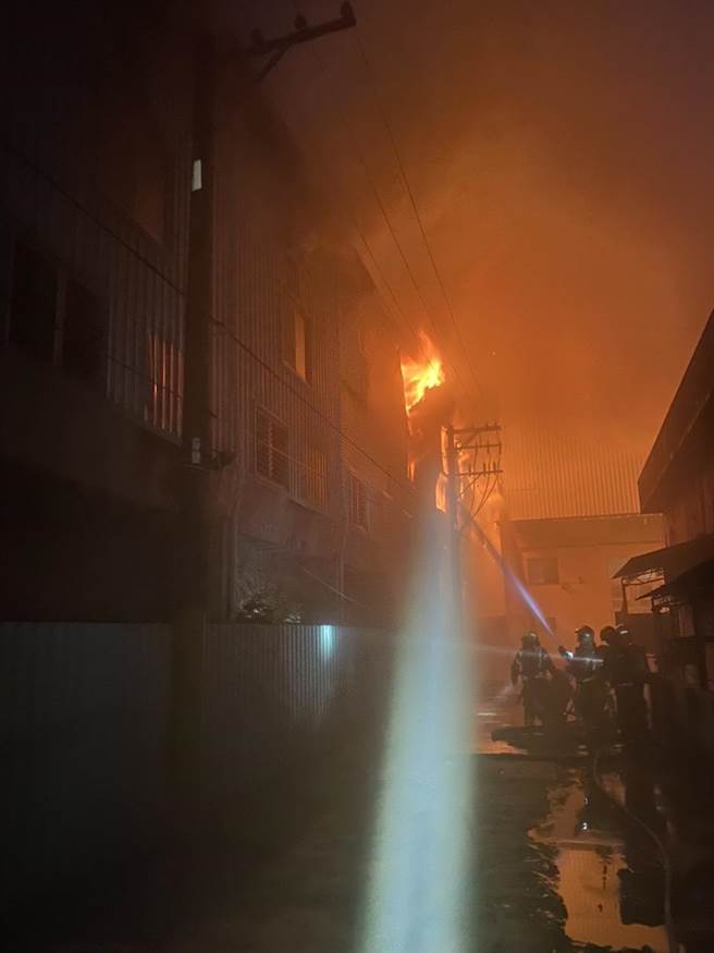 台南永康工厂大火，烈焰冲天。（记者爆料网）