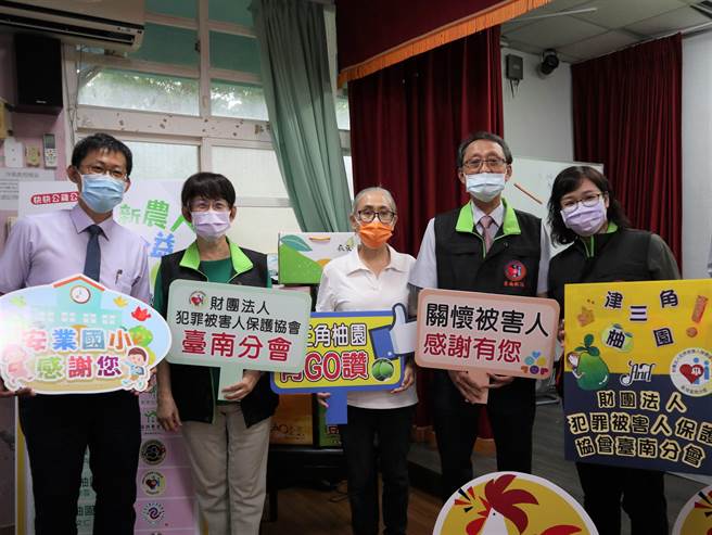 台南市麻豆區柚農張津雪（中）把賣文旦的營收回饋給這幾年幫助過她的犯罪被害人保護協會台南分會。（張毓翎攝）