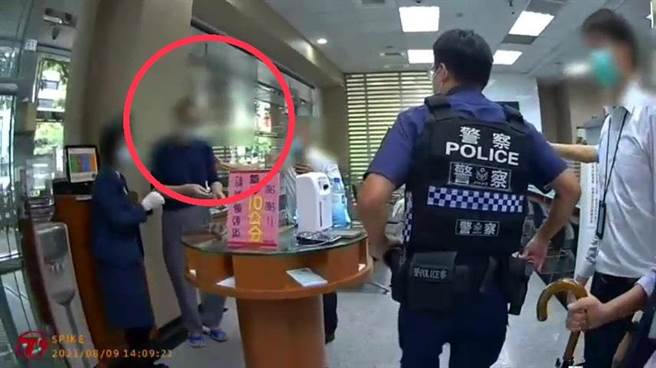 刚出狱5天的汤姓男子（左二）持美工刀架住女行员脖子，喊着「我要进监牢」，女行员惊吓哭泣，幸好警方赶到汤嫌就逮。（民眾提供／卢金足台中传真）