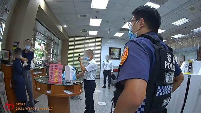 汤姓男子（左二）因纵火案入狱服刑，4日才刚出狱，9日即到国泰世华银行中港分行持美工刀挟持行员行抢。（民眾提供／卢金足台中传真）