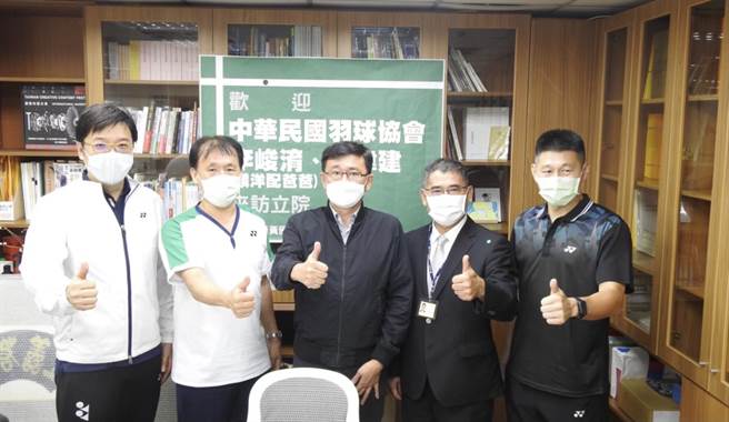 羽协理事长张国祚（左起）、李洋父亲李峻淯、立委黄国书、土银副总经理曾学智、土银羽球队总教练李松远。（中华羽协提供）