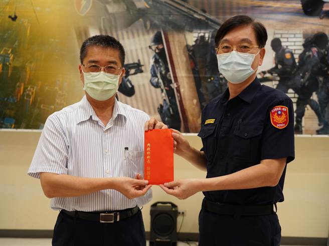 内政部部长徐国勇（左）9日下午视察警政署反恐训练中心，观看反恐训练课程演练，颁发奖励金慰勉警察同仁辛劳。（图／警政署提供）