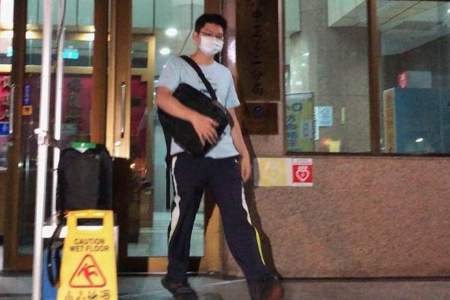 35歲黃姓法官助理因偷拍北院書記官涉犯妨害秘密罪，檢察官複訊後諭令6萬元交保，家人赴地檢署交保後，黃男步出中正第二警分局。（圖／李文正攝）