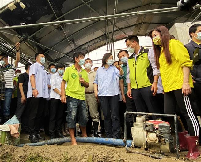 总统蔡英文（前排右3）9日前往全台空心菜最大产地，嘉义县新港乡了解第一线受灾状况，并向农民温情喊话。（嘉义县政府提供／吕妍庭嘉义传真）