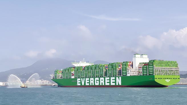 台北港8日迎接長榮旗下第1艘2.4萬TEU級超大型貨櫃船「長範輪」到港。圖／長榮海運提供