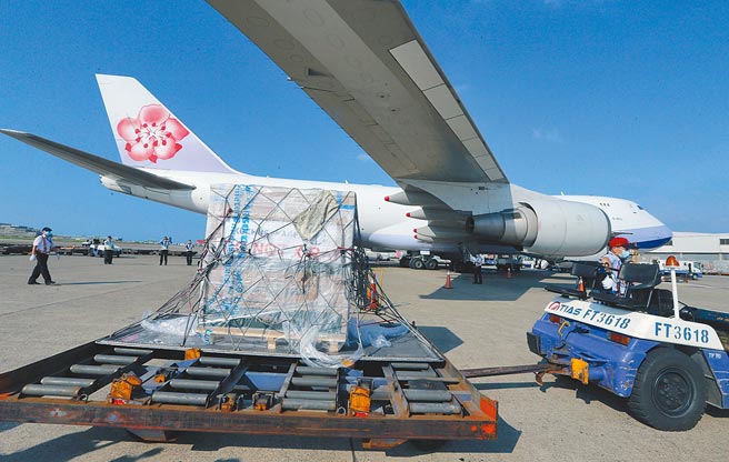 我國採購的9.96萬劑莫德納疫苗昨（8）日抵台，中央流行疫情指揮中心指揮官陳時中表示，因到貨的莫德納疫苗劑量不多，指揮中心會馬上研究如何做最適當分配，目前尚未定案。（陳麒全攝）