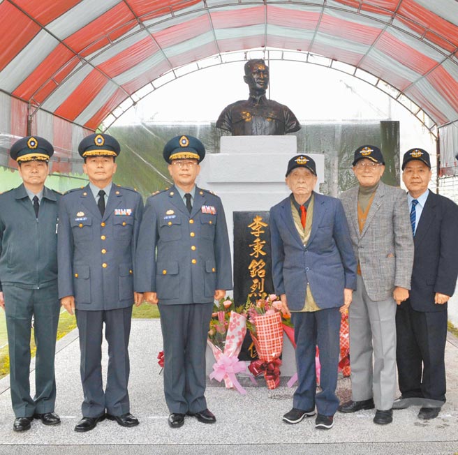 前军情局长刘德良（左三）退休后，中共仍透过商业管道想接触，可见两岸情报战的重要。图为刘德良任职军情局长时与忠义会的退休情报人员在阳明山军事情报学校合照。（军情局提供）