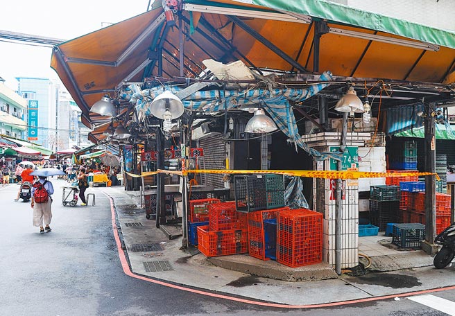 台北市虎林市场一名摊商6日确诊COVID-19，市府匡列8名家人并替24名摊商造册进行PCR筛检。摊贩7至9日封摊3天，现场完成清消并围起封锁线。（中央社）