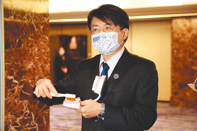 台北市牙医师公会8日表示，口腔健康与COVID-19（2019冠状病毒疾病）也有关系，一份在国际期刊发表的研究发现，有牙周病的COVID-19患者，需住加护病房及使用人工呼吸器机率，分别是一般患者的3.54与4.57倍，死亡率更是高达8.81倍，呼吁民眾应正确清洁口腔。（台北市牙医师公会提供）