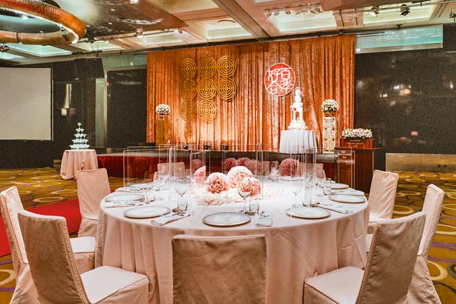 疫情影响下，饭店业竞推「微婚礼方案」，锁定计画在今年完成文定、户外证婚或十桌左右小场次的婚宴新人。图为微婚礼场地。（台北君悦提供）