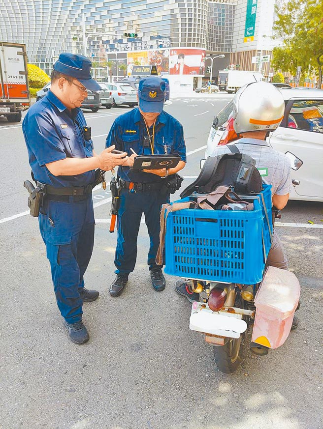 高市府交通局曾聯合警察局執行「高雄市交通大執法」，防堵車禍發生。（本報資料照片）