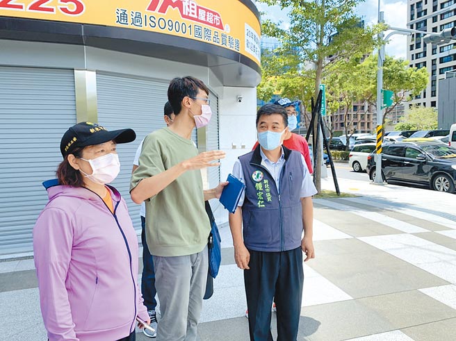 新庄中港大排亲水步道中华路段与荣华路行穿道、无障碍设施略显不足，新北市议员锺宏仁接获陈情召开会勘，水利局、交通局表示，预定于8月底前施作完成。（新北市议员锺宏仁服务处提供／戴上容新北传真）