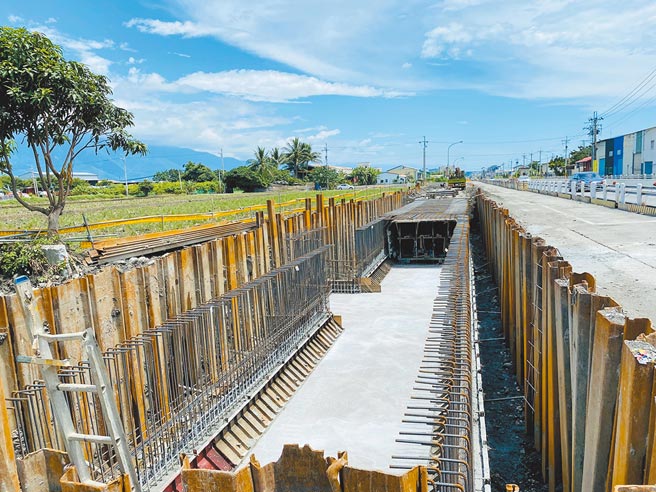 花莲193县道南滨段2016年起展开道路拓宽，第1期已于2019年完工，目前正在施作的第2期工程进度超前，可望明年底前完工。（罗亦晽摄）