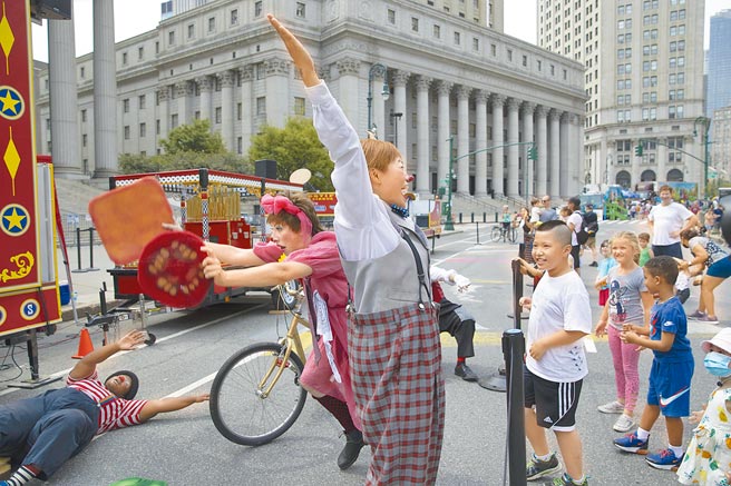 美国有线电视新闻网（CNN）8日报导，专家警告，美国可能正面临迄今最严重的疫情。纽约市7日举行「夏日街道」活动，当天曼哈顿部分街道禁止车辆通行，以供人们骑行、健身或参加临时设置的娱乐项目。这是纽约市民最喜爱的年度活动之一，去年受新冠疫情影响被取消。（中新社）