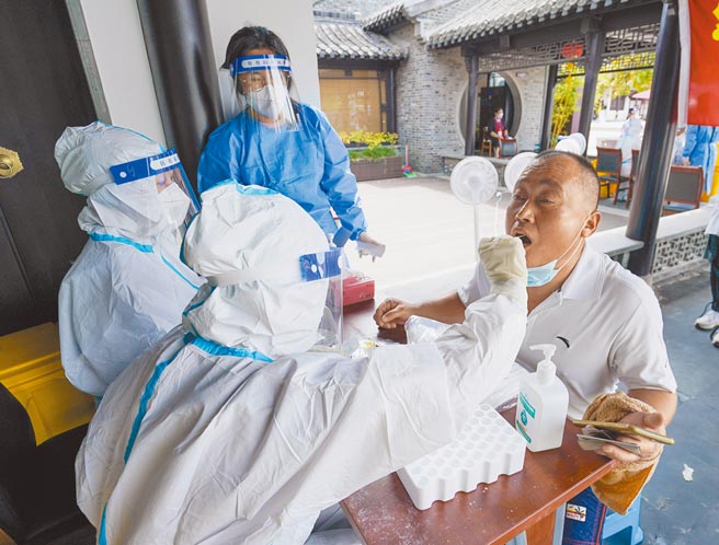 扬州Delta疫情持续延烧，截至7日为止，本土确诊病例已有308例，江苏省长吴政隆称，扬州疫情正处于「集中爆发期」，防控形势十分严峻复杂。图为民眾正在接受核酸检测。（新华社）