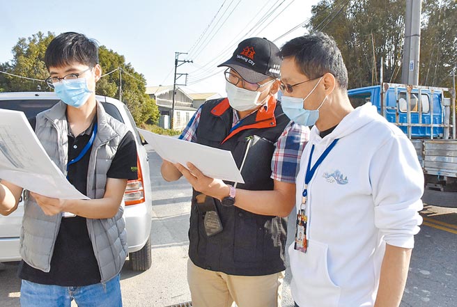 台中市經發局長張峯源（右）實地現勘豐洲2期園區用地。（台中市政府提供／陳世宗台中傳真）