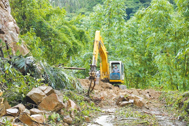 嘉义县中埔乡嘉135线边坡坍塌，道路中断，县府派工抢修。（嘉义县政府提供／廖素慧嘉县传真）