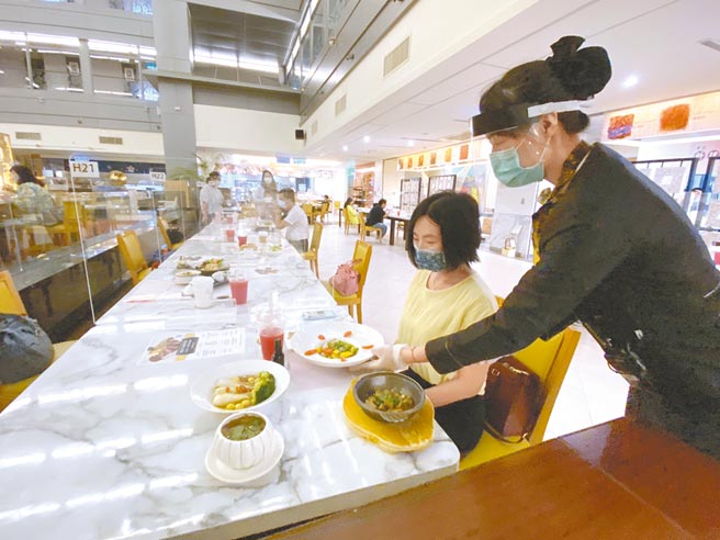 嘉义巿10日起恢復餐饮内用，餐饮饭店业者已准备好为内用的客人服务。（廖素慧摄）