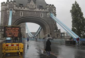 時隔一年 倫敦塔橋升起後又卡住了