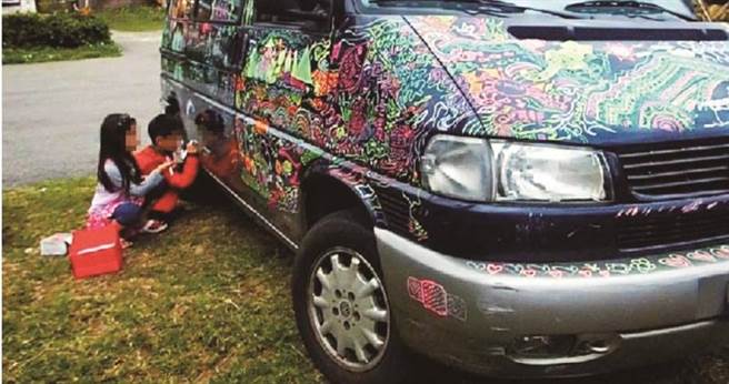 因希望用藝術拉近人與人的距離，阿邦將T4改裝成藝術巴士，邀大人小孩在車殼上作畫，這也成為他最出名的創作。（圖／翻攝自周建邦臉書）