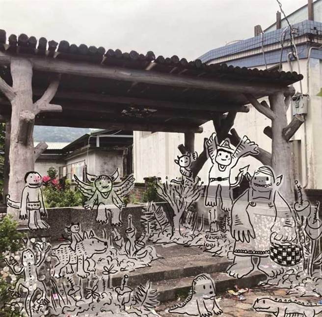 擅長炭筆畫的阿邦，近來將繪畫結合實景，譬如以各種童趣造型的遊蕩幽魂，搭配破舊小屋，風格相當特別。（圖／翻攝自周建邦臉書