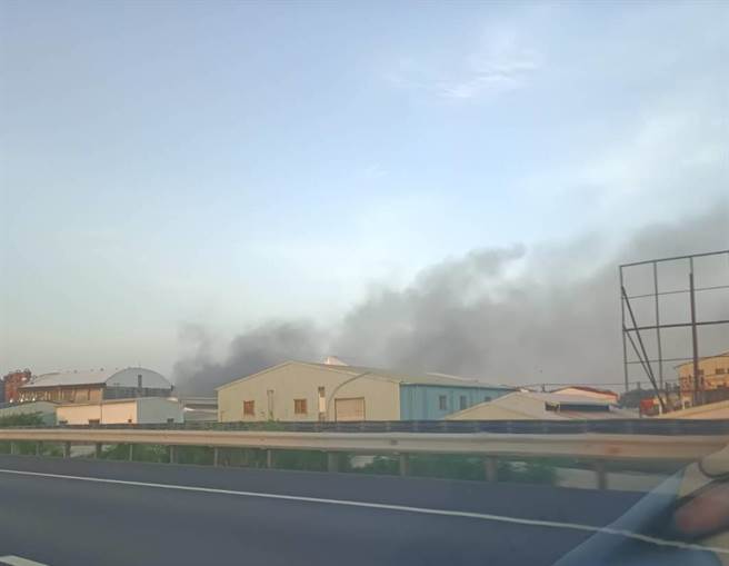 台南汽车组件工厂全面燃烧，警消打火13小时清晨仍冒出浓烟。(翻摄自记者爆料网)