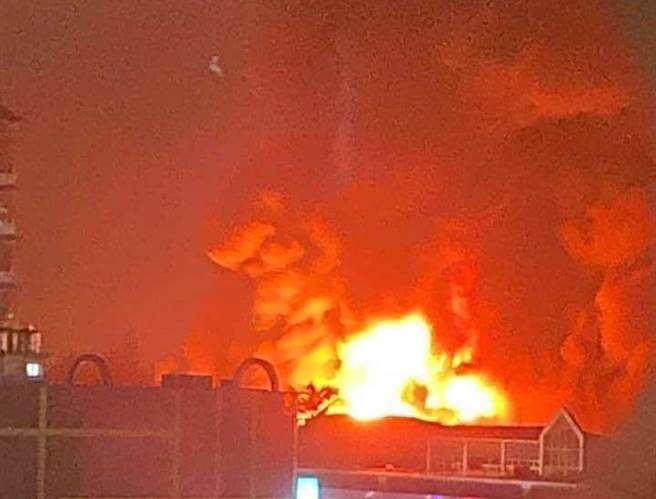 台南汽车组件工厂厂房全面燃烧，警消整夜打火。(翻摄自记者爆料网)