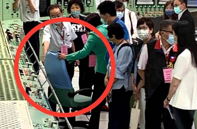 立院经济委员会昨（9）日为此至核二厂考察，因「一张椅子」导致跳机引发质疑。（图／摘自蔡壁如脸书）