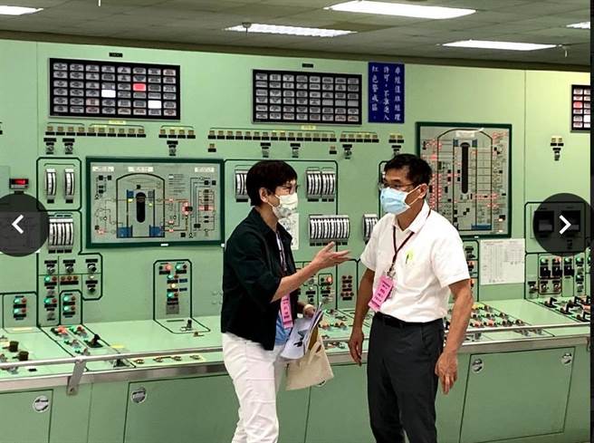 对于核二厂2号机7月27日发生急停一事，蔡壁如（左）认为台电还是有3个疑点无法厘清。（图／摘自蔡壁如脸书）